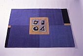 Blauer Designer-Teppich mit grafischem Muster.