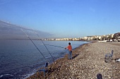 Strand an der"Promenade des Anglais" mit einem Angler.