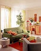 Wohnzimmer in leuchtenden Farben, Sofa, Sessel und Couchtisch