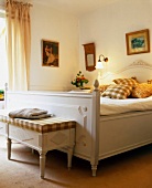 Helles Bett und Hocker im eleganten gustavianischem Stil