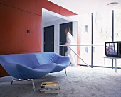 Blaues Sofa "Gigi" vom Designer van den Berg steht in dessen Flur