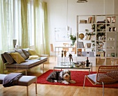 Wohnzimmer mit funktionalen Möbeln und edlen Deko-Objekten, hell