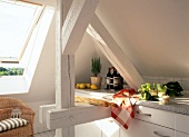 Einbauküche integriert in das Gebälk einer Dachwohnung, weiß