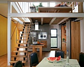Moderne Küche unter offener Treppe zum Dachgeschoß