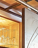 Schrank-Detail: Graue Betonplatte in Laufschiene als Schiebetür