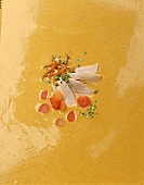 Geflügel-Creme-Suppe, dekoriert mit Möhren, Geflügel, Schnittlauch