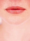 Zartrot geschminkter Mund mit Lipgloss