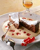 Dessert: Schokoladen-Mandel-Torte mit Zabaionesoße