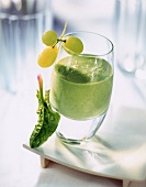 Power-Drink "Green Goddess-Smoothie" mit Spinat, Banane, Joghurt, Kiwi