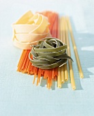 Rohe Pasta: Rote Spaghetti, grüne Bandnudeln, Maccaroni