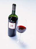 Geöffnete Flasche Chianti und ein Rotweinglas