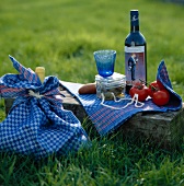 Auf ausgebreitetem Geschirrtuch, Flasche Wein, Tomaten+Stachelbeeren