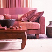 Sofa mit Stoffmix: verschiedene Muster in Rottönen