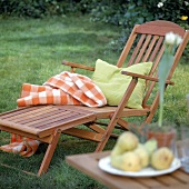 Brauner Deckchair mit Kissen und Decke