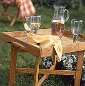 Tablett-Tisch aus Robinienholz, mit Glaskaraffe und Gläsern