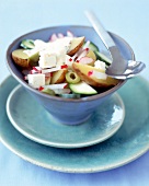 Kartoffelsalat mit Oliven, Feta, Zucchini und Radieschen