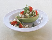 Gefüllte Avocado mit Tomaten und Mozzarella