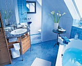 Blaues Bad in der Dachschräge, blaue Fliesen, Kacheln, Badezimmer