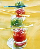 Gläserreihe mit Erdbeer-Margaritaund Stachelbeer-Trauben-Konfitüre