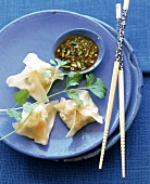 Dim Sums Nudeltaschen mit HähnchenShrimps-Füllung.