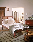 Schlafzimmer im Kolonialstil, Bett mit Rohrgeflecht am Kopfteil