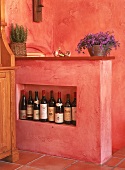 gemauerte Brüstung mit einer Nische für Weinflaschen, farbige Wände