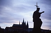 Heiligenfiguren schmücken die Karls brücke über der Moldau