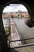 Prag Gesamtansicht auf Brücke und Stadt