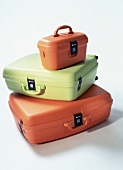orange-und grünfarbene Koffer 