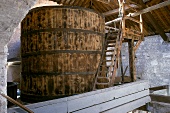 Whiskey-Brennfass aus Holz in der Colley-Destillerie