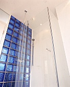 Dusche mit blauen  Glasbausteinen 