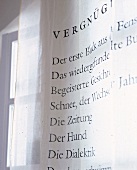 Vorhang mit einem Gedicht von Bertolt Brecht"Vergnügungen"
