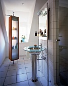 Kleines Bad unter Dachschräge, Sanitärobjekte aus Edelstahl, Glas, Holz