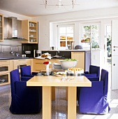Moderne Wohnküche mit Essplatz, in Ahorn und blau gehalten