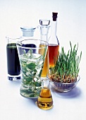Verschiedene Natur-Heilmittel in Flaschen und Gläsern