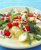 Kartoffelsalat mit Rucola, Tomaten, Radieschen und Pinienkernen