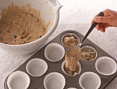 Heidelbeer-Muffins: Der Teig wird in die Förmchen gegeben