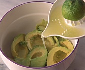 Avocadofruchtfleisch mit Zitronensaft beträufeln