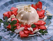 weiße Schokoladen-Marzipan-Mousse mit Erdbeeren