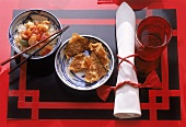 Gemüseschale u Gebackene Wan Tan auf schw Set mit roten Streifen (FS IB