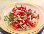 Paprikasalat mit Hähnchenfleisch und Sprossen