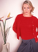 Frau trägt rotes Twinset aus Cashmere, Flanellrock