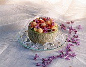 Melone mit Lavendel- und Rosmarinblüten