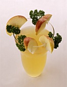 Low-fat-Cocktail: SauerkrautapfelDrink, Apfelscheiben, Petersilie