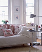 Sofa mit weißem Steppüberzug Kissen mit Rosen-,Streifenmotiv,nostalgisch