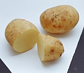 1 ganze und 1 aufgeschnittene Kartoffel "Kara"