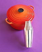 roter Bräter von Le Creuset, 1925, Cocktail-Shaker von WMF, um 1890