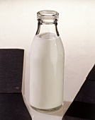 Eine Glasflasche mit Milch. Freisteller