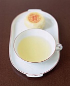 grüner Tee in Tee-Schale auf Tablett 