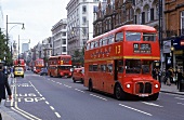 typische rote londoner Doppeldeckerbusse